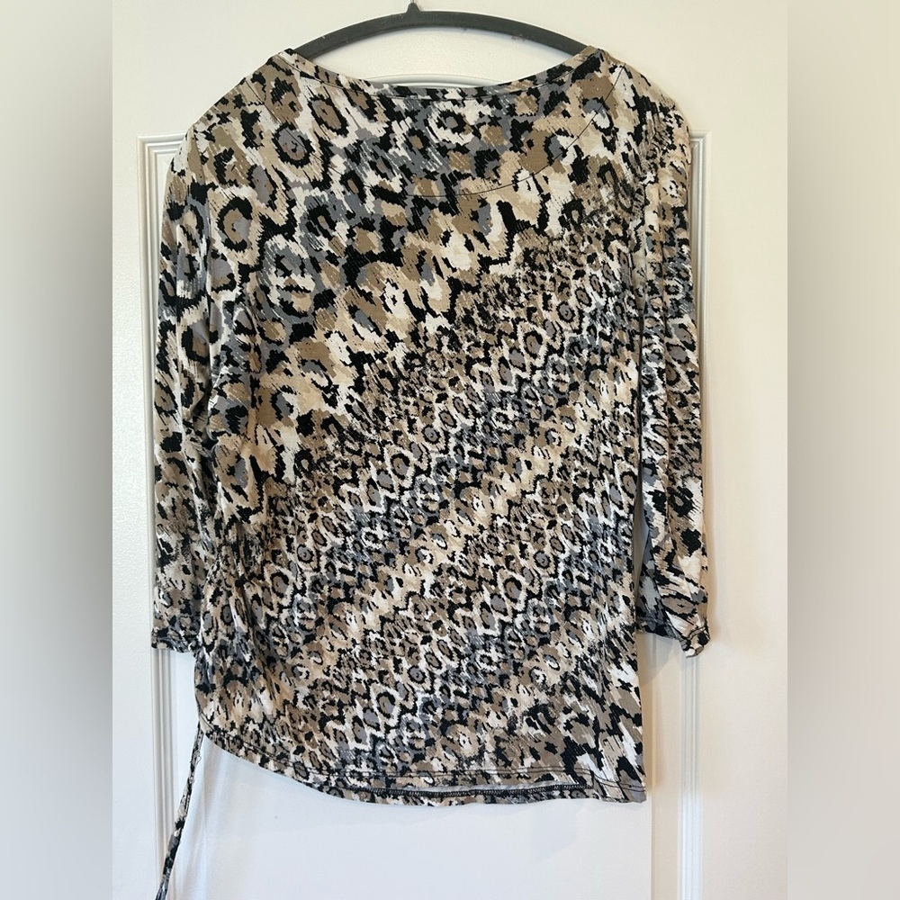 NWOT Ruby Roads Women’s 3/4 Sleeve Blouse With Cinched Tie Side - Picture 3 of 5